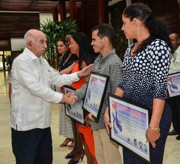 CUBA-LA HABANA-CONDECORA MACHADO VENTURA A JOVENES DESTACADOS