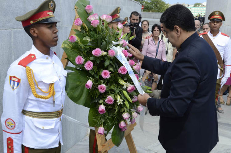 Maduro rinde honores a José Martí