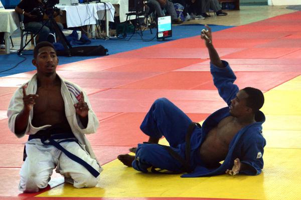 Osniel Solís (de azul), gana la medalla de oro en la división de 66 Kgs., al vencer a Orlando Polanco (de blanco), ambos de la capital, en el Campeonato Nacional de Judo, en la Sala Ramón Fonst, en La Habana, Cuba, el 10 de abril de 2018. ACN FOTO/ Marcelino VÁZQUEZ HERNÁNDEZ