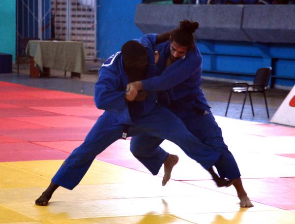 El matancero Iván Silva (D), gana la medalla de oro en la división de 90 Kgs., al vencer a Asley González de Villa Clara, en el Campeonato Nacional de Judo, en la Sala Ramón Fonst. FOTO: Marcelino VÁZQUEZ
