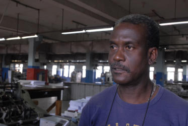 Bárbaro Cárdenas Madan, jefe del taller de encuadernado dela Empresa de Periódicos UEB Gráfica Habana
