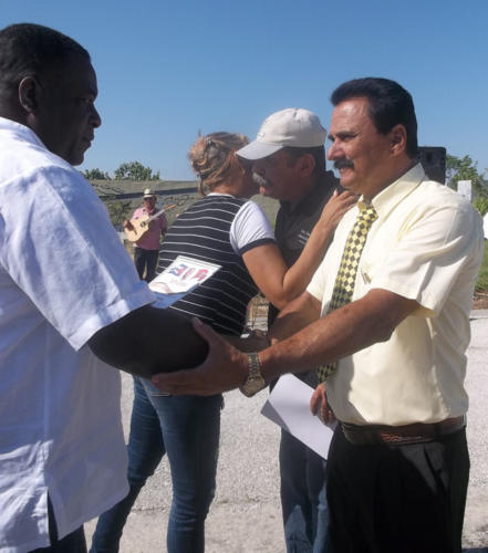 Chofer de Taxis Cuba, miembro del Comité Nacional del Sindicato de Transporte y Puertos, es estimulado como dirigente sindical de base destacado. Foto: José Luis Martínez Alejo