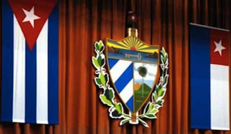 Cuba-parlamento-banderas