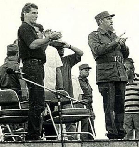 El Comandante en Jefe Fidel Castro y Miguel Díaz-Canel, primer secretario del Partido en Villa Clara, en la Plaza de la Revolución Ernesto Guevara, el 30 de septiembre de 1996. Foto: Vanguardia