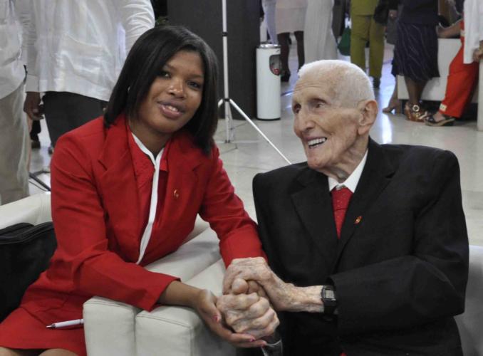 La más joven de las diputadas, Leidymara de la Caridad Cárdenas Isasi, y el de mayor edad, el veterano José Ramón Fernández, El Gallego. Foto: Tony Herández Mena