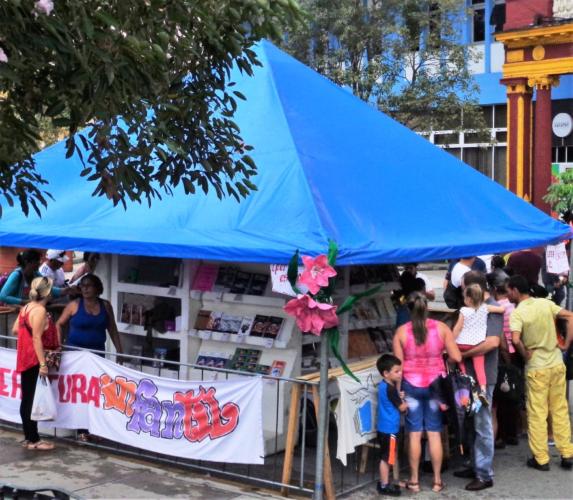 ) La edición 27 de la Feria Internacional del Libro en Sancti Spíritus contó con gran afluencia de público en los puntos diseñados para la comercialización. Foto: Yuleiky Obregón Macías