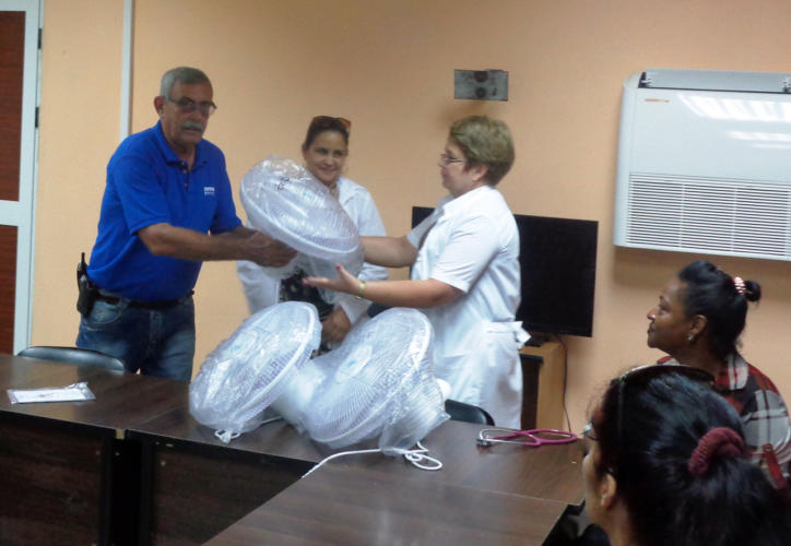 El aporte de los trabajadores de la Agencia número 7 de ESPONS posibilitó donar ventiladores y regalarle golosinas a los niños hospitalizados. | foto: Del autor.
