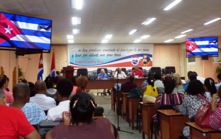 Al encuentro asistieron unos 200 dirigentes sindicales y administrativos, y comunicadores de entidades de la Construcción en la capital cubana. Foto: Barreras Ferrán