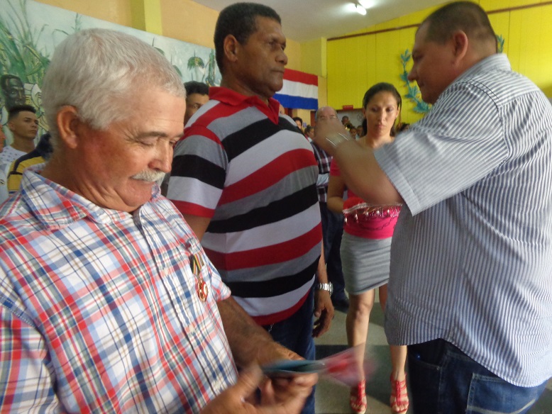 Manuel Pérez Gallego impone la Orden Lázaro Peña de Tercer Grado. Foto: del autor