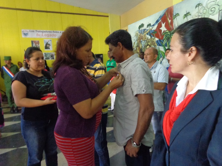 Elena Chagues Leyva entrega la Medalla Jesús Menéndez. Foto: del autor