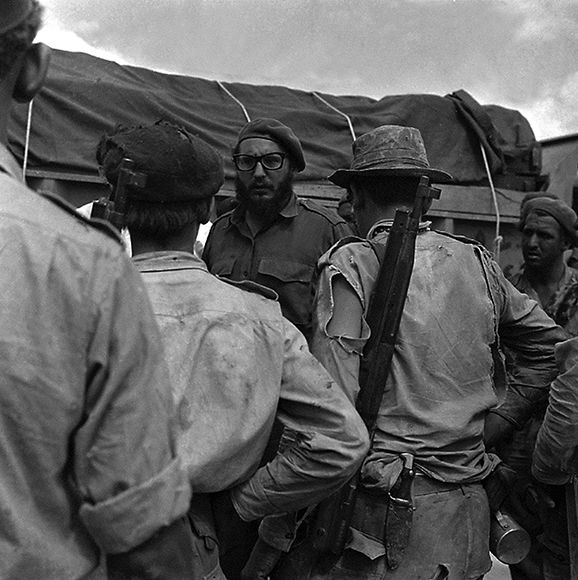 El líder Fidel Castro dialoga con los milicianos durante la invasión a Playa Girón, 17 de abril de 1961. Autor: Joaquín Viñas. Foto: Joaquín Viñas/ Fidel Soldado de las Ideas.