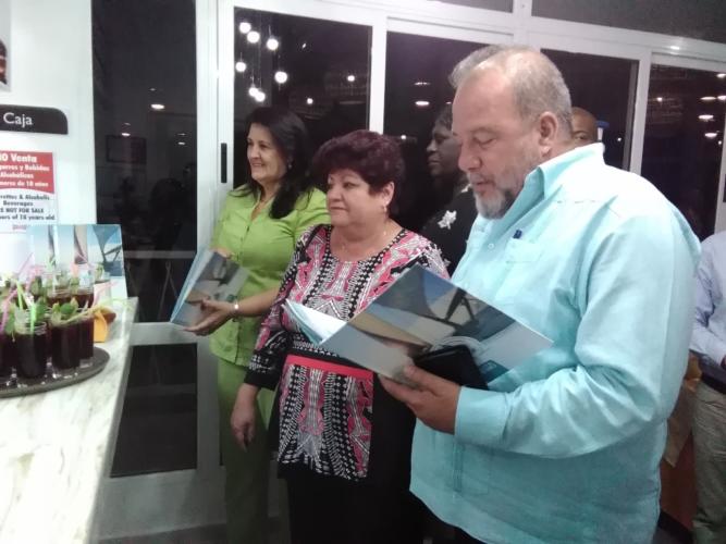 Teresa Rojas Monzón, primera a la izquierda; Ivis Fernández, al centro, y Tania León, detrás, acompañaron al Ministro de Turismo un breve recorrido por el Café Caribe. Foto: Noryis