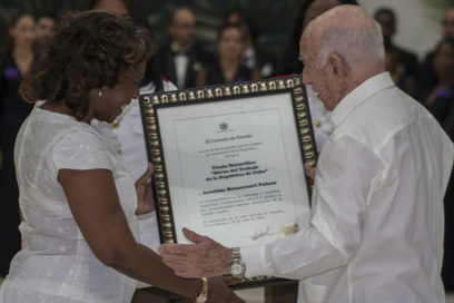 Condecoran a Héroes y Heroínas del Trabajo (+ Fotos)