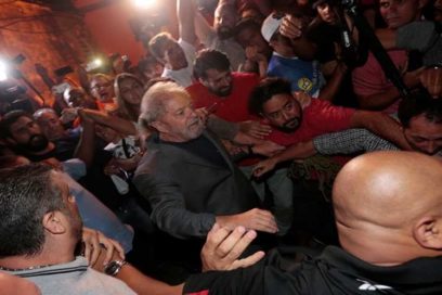 Lula abandona a pie sede sindical y se pone en manos de la Policía