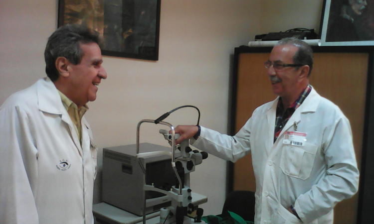 Los destacados doctores Marcelino y Reinaldo (de izquierda a derecha), director y subdirector del Instituto Cubano de Oftalmología Ramón Pando Ferrer, se aprestan para el Congreso Nacional e Internacional Oftalmología 2018, del 3 al 5 de mayo próximo.