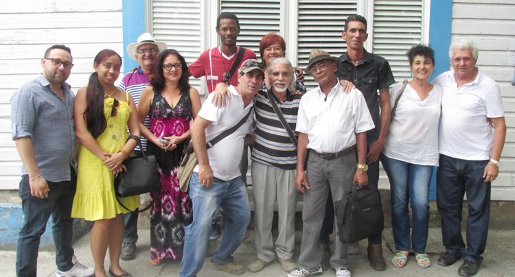 Miembros de la nueva Filial de Ala Décima compartieron con asiduos a la tertulia, algunos de ellos aspirantes a su futuro ingreso en la agrupación, y con trabajadores de la institución. Foto: Aramís Cué.