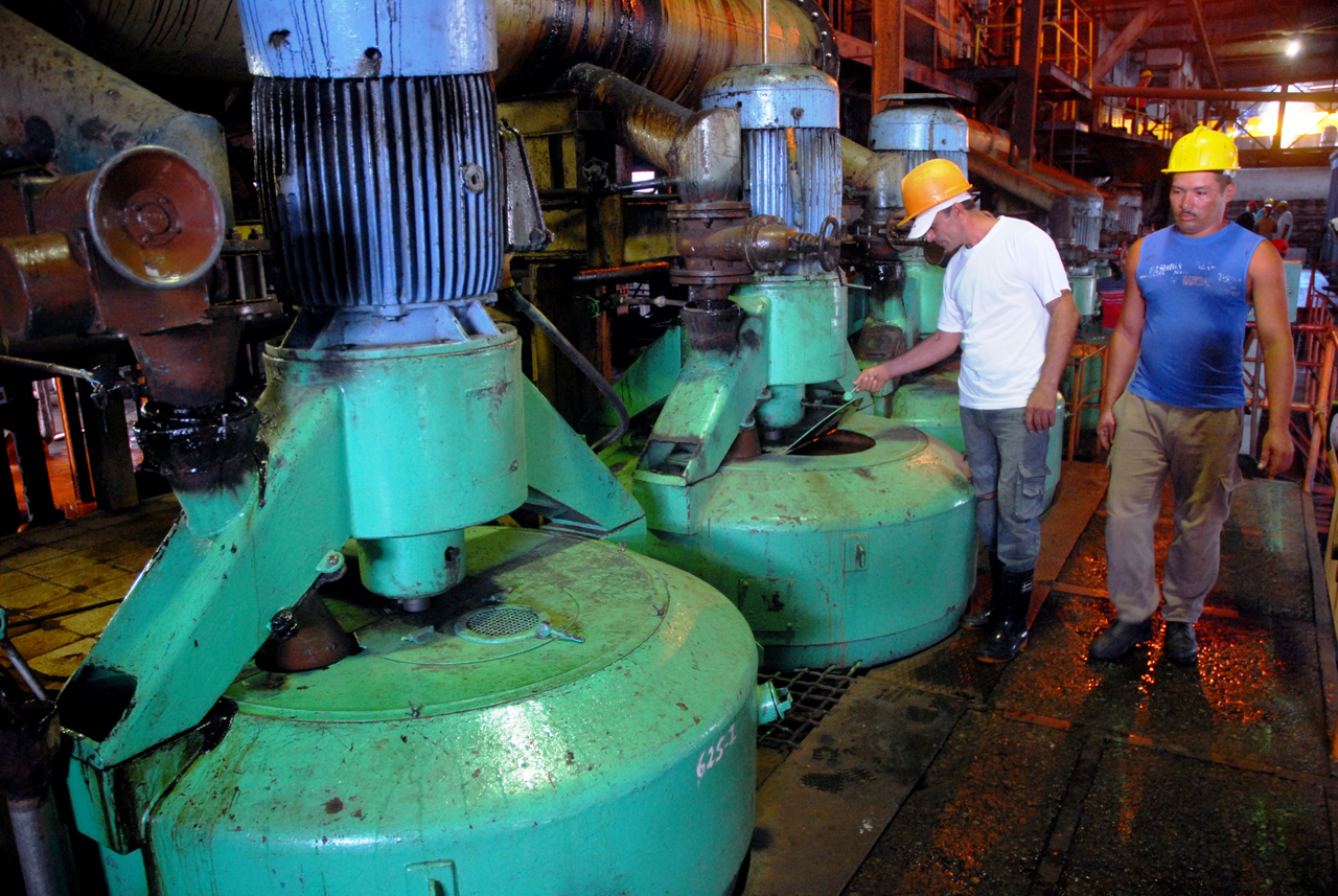 Trabajadores del sector azucarero plantearon en Cienfuegos que en el plan esté registrada la fabricación o adquisición de piezas de repuesto para poder mantener la maquinaria activa. Foto: Modesto Gutiérrez, ACN