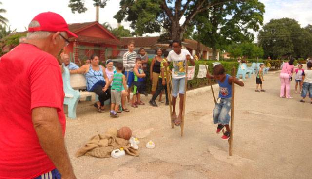 El plan de la calle es una de las principales actividades comunitarias potenciada por el profesor. Foto: José Luis Martínez Alejo