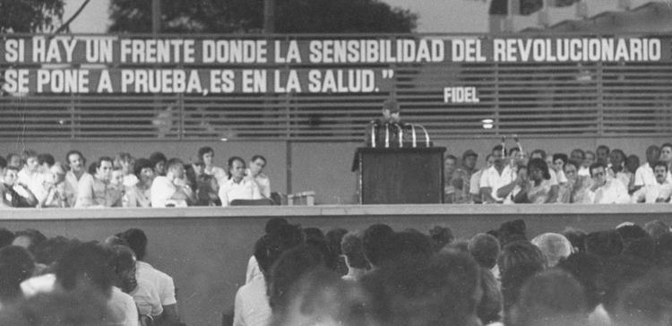 El Comandante en Jefe Fidel Castro Ruz inauguró el Centro de Microcirugía Ocular el 29 de abril de 1988.