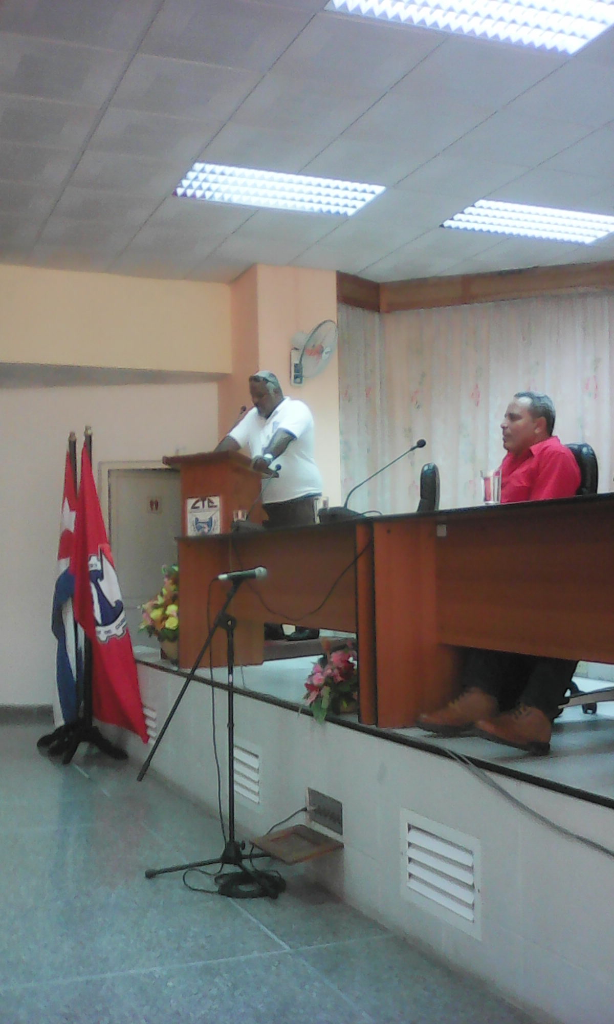 En uno de los teatros de la CTC dirigentes sindicales y administrativos del sector precisaron detalles de los preparativos para la marcha combatiente. Foto: Vivian Bustamante Molina