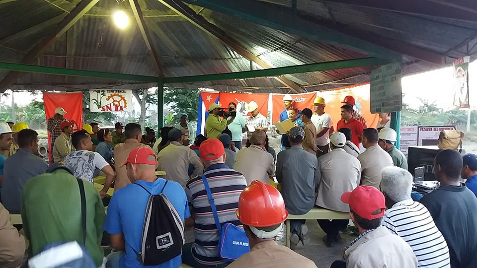 Los azucareros de Siboney ratificaron su compromiso de cumplir el plan de crudo y de asistir a la fiesta del Primero de Mayo. Foto: Bárbara Suárez Ávalos