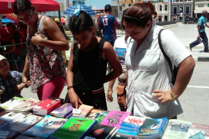 Continúa festín del libro