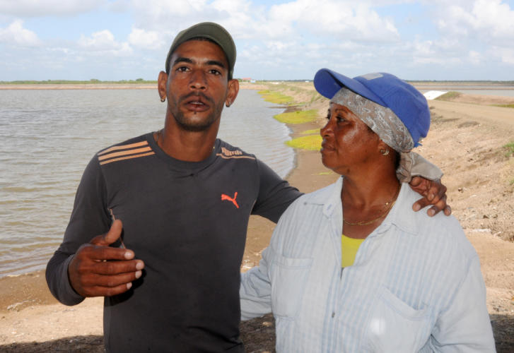 Rodolfo decidió seguir los pasos de su madre, quien aparece a su lado en la foto, y dedicarse a la camaronicultura porque quería ser útil. Foto: Orlando Durán Hernández