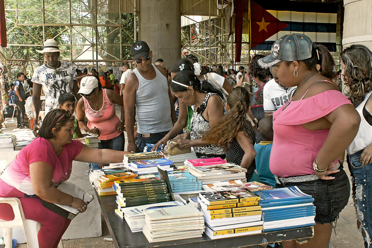 La venta de libros tuvo gran aceptación entre los presentes. Foto: Heriberto González Brito