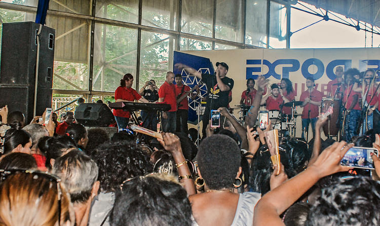 : La agrupación Arnaldo y su talismán interpretó conocidos temas con los que han bailado varias generaciones de cubanos. Foto: Heriberto González Brito