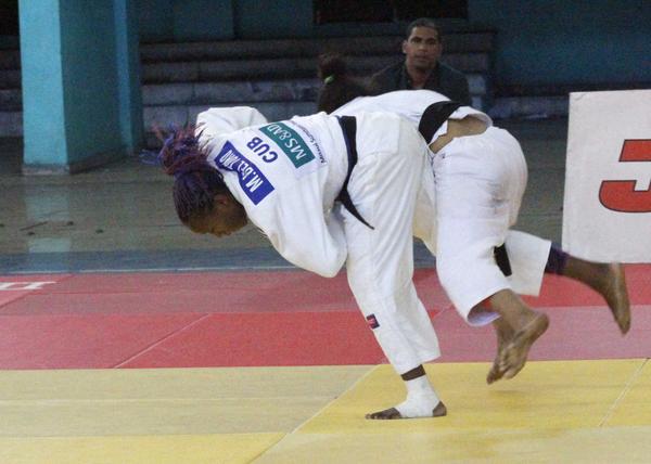 Enfrentamiento entre las judocas Amanda Zuanznabar(blanco), de La Habana, y Mailin del Toro (azul), de Santiago de Cuba, por la discusión de la medalla dorada, en la división de 63 kg, en la sede de la sala Polivalente Ramón Fonst, en La Habana, el 4 de abril del 2018. ACN FOTO/Ariel LEY ROYERO