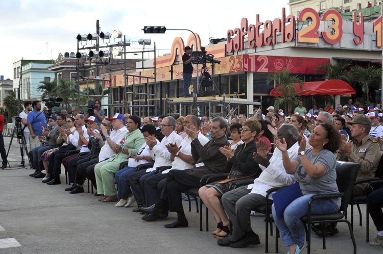 La presidencia estuvo integrada por dirigentes del Partido, el gobierno y otros invitados de la capital. Foto: José Raúl Rodríguez Robleda