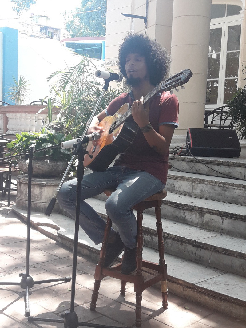 El joven trovador Ramón David Fuentes. Foto: Elizabeth Reinosa