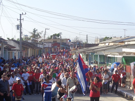 Con júbilo el pueblo de manera compacta realizó la marcha por el Día Internacional de los Trabajadores en Vueltas. Foto: Lourdes Rey Veitía