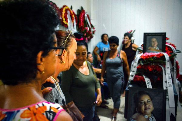 Ceremonia fúnebre de Yunaisi Pelegrino Reyes, una de las primeras víctimas del accidente aéreo ocurrido en La Habana que llega a la ciudad de Holguín, Cuba. Foto: Juan Juan Pablo Carreras