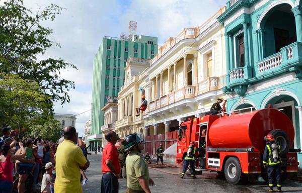 Fuerzas del Ministerio del Interior realizan ejercicio demostrativo de técnicas de extinción de incendio y salvamento, durante el Ejercicio Meteoro 2017, en áreas del parque Leoncio Vidal, en la ciudad de Santa Clara, en la provincia Villa Clara, Cuba, el 21 de mayo 2017. Foto: Arelys María Echevarría Rodríguez