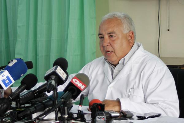 Intervención del Dr. Sergio Rabell Piera, director del Instituto de Medicina Legal, sobre la identificación de los cuerpos de las víctimas del siniestro aéreo del Boeing 737-200 arrendado a la aerolínea mexicana Damojh, en La Habana, Cuba. Foto: Ariel Ley Royero