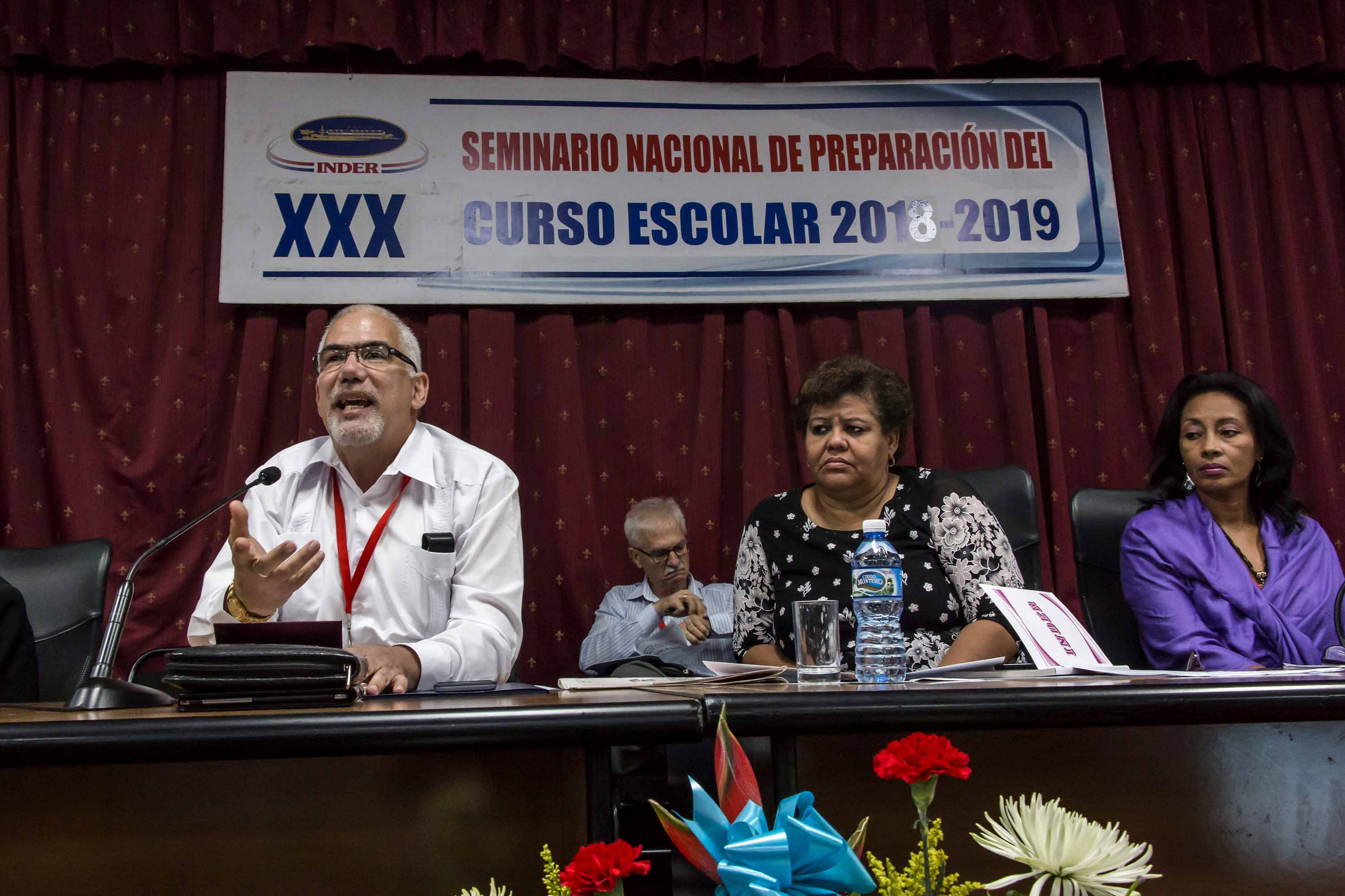 El Dr. C. Antonio Becali Garrido (I), presidente del Instituto Nacional de Deportes, Educación Física y Recreación (INDER) y Olga Lidia Tapia (C), Miembro del Comité Central del Partido Comunista de Cuba, durante la inauguración del 30 Seminario Nacional de Preparación del Curso Escolar 2018-2019, en el sistema deportivo cubano. Foto: Roberto Morejón Rodríguez /Periodico JI