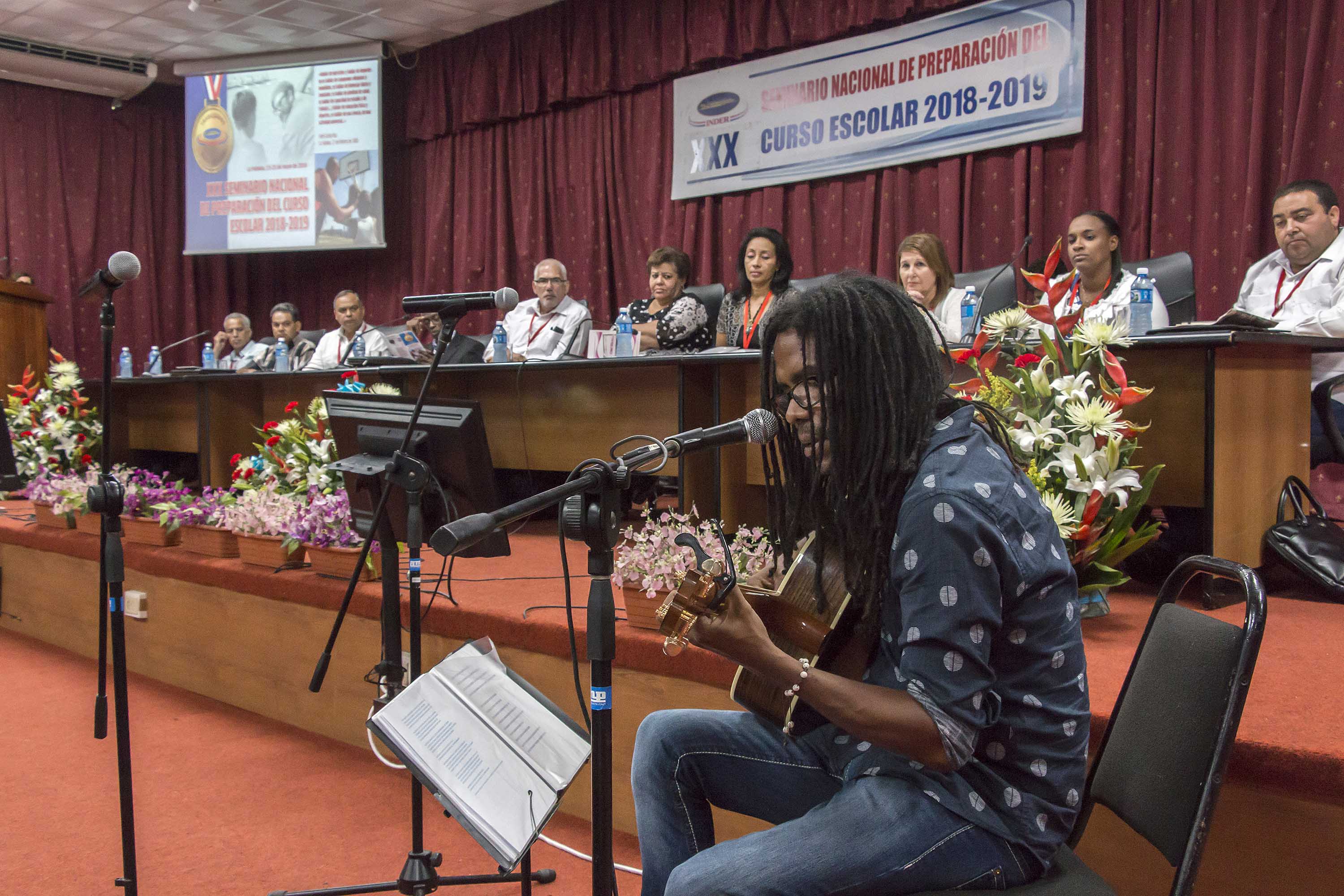 Presentación del trovador Raúl Torres durante la inauguración del 30 Seminario Nacional de Preparación del Curso Escolar 2018-2019. Foto: Roberto Morejón Rodríguez /Periodico JIT