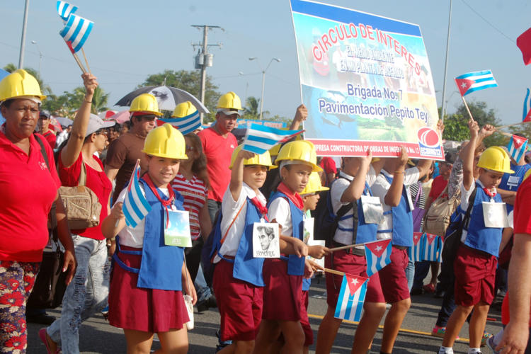 Estudiantes de la enseñanza primara, pertenecientes al círculo de interés apadrinado por la Brigada número 7 de Pavimentación, de la Empresa Constructora de Obras de Ingeniería (Ecoing) 12, participaron en el desfile en la ciudad de Cienfuegos. Foto: Barreras Ferrán.