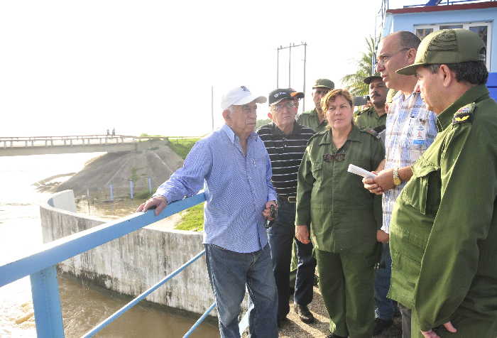 En la presa Zaza, el Segundo Secretario del Comité Central del Partido, también conoció detalles de la operación del embalse durante el episodio de las intensas lluvias. Foto: Vicente Brito/ Escambray