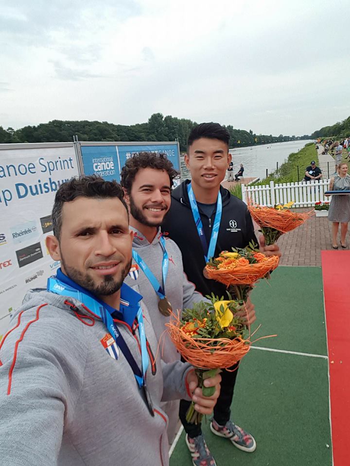 Premiación del C-1 a 5000 metros en Duisburg. Foto: facebook personal de Serguey Torres.