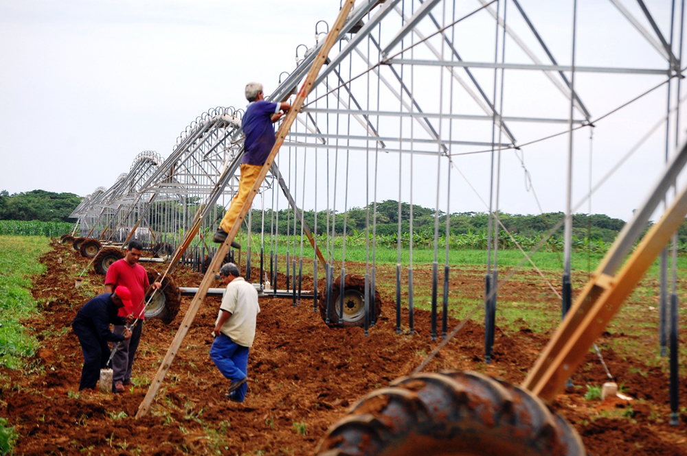 El aseguramiento de las máquinas de riego estuvo entre las actividades ejecutadas. / Foto: Barreras Ferrán.