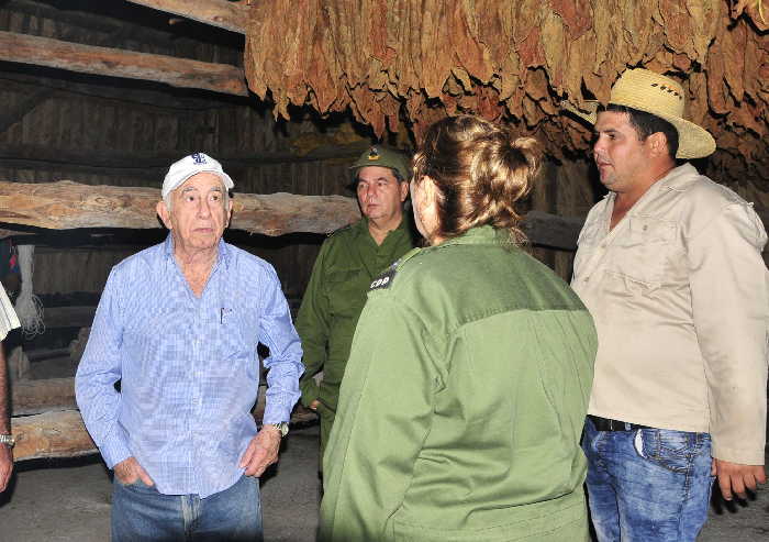 Machado Ventura indagó por el estado de las más de 3 000 toneladas de tabaco que están en las casas de curación. Foto: Vicente Brito/ Escambray