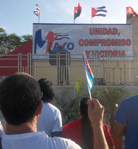 “Este desfile es la expresión de la unidad que nos enseñó Fidel”, expresó Héctor Benítez Mora. Foto: José Luis Martínez Alejo