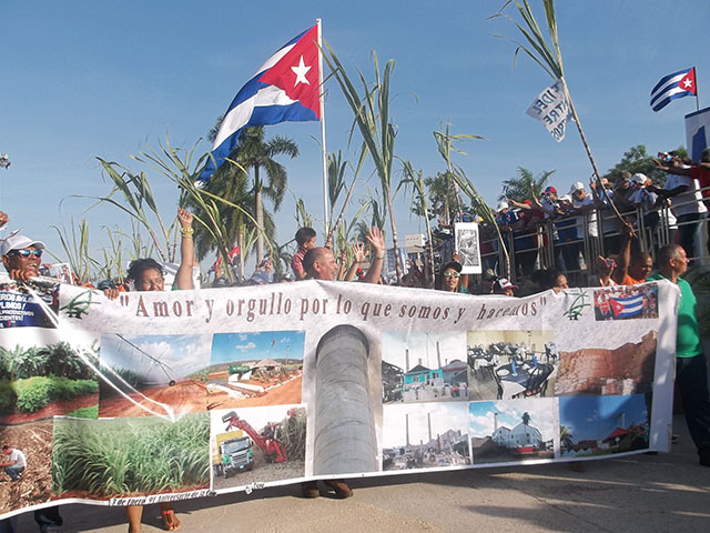 Los azucareros fueron al desfile tras producir más 100 mil toneladas del dulce producto. Foto: José Luis Martínez Alejo.