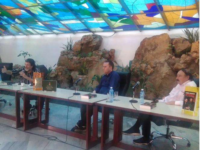 En el Salón de los Vitrales de la plaza santiaguera fueron presentados los dos libros sobre Fidel por parte Luis Morlote, vicepresidente primero de la Uneac, junto a Ignacio Ramonet, autor de Cien horas... y Abel Prieto, ministro de Cultura. Foto: Betty Beatón