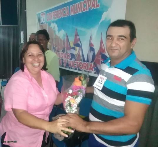 Porfirio Mendoza alzó su voz para ponderar el papel del sindicato en el enfrentamiento al delito, y a su vez recibió el reconocimiento por su condición de delegado directo a la Conferencia Provincial de la CTC. Foto: Betty Beatón Ruiz