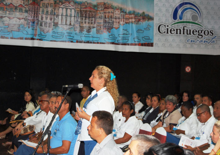 Lisandra Labrada, secretaria general del buró sindical en la Empresa de Campismo Popular, expuso los problemas que afrontan en las cinco instalaciones existentes debido a los bajos salarios de los trabajadores. Foto: Barreras Ferrán