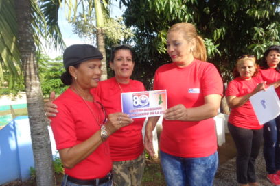 Entregan placa XXI Congreso a pescadores de Las Tunas