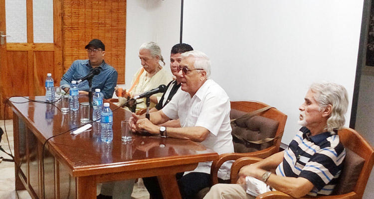El panel inicial. De izquierda a derecha Fidel Antonio Orta, Rogelio Martínez Furé, Luis Paz Esquivel, Virgilio López Lemus y Pedro Péglez González. Foto: Alberto Castañeda